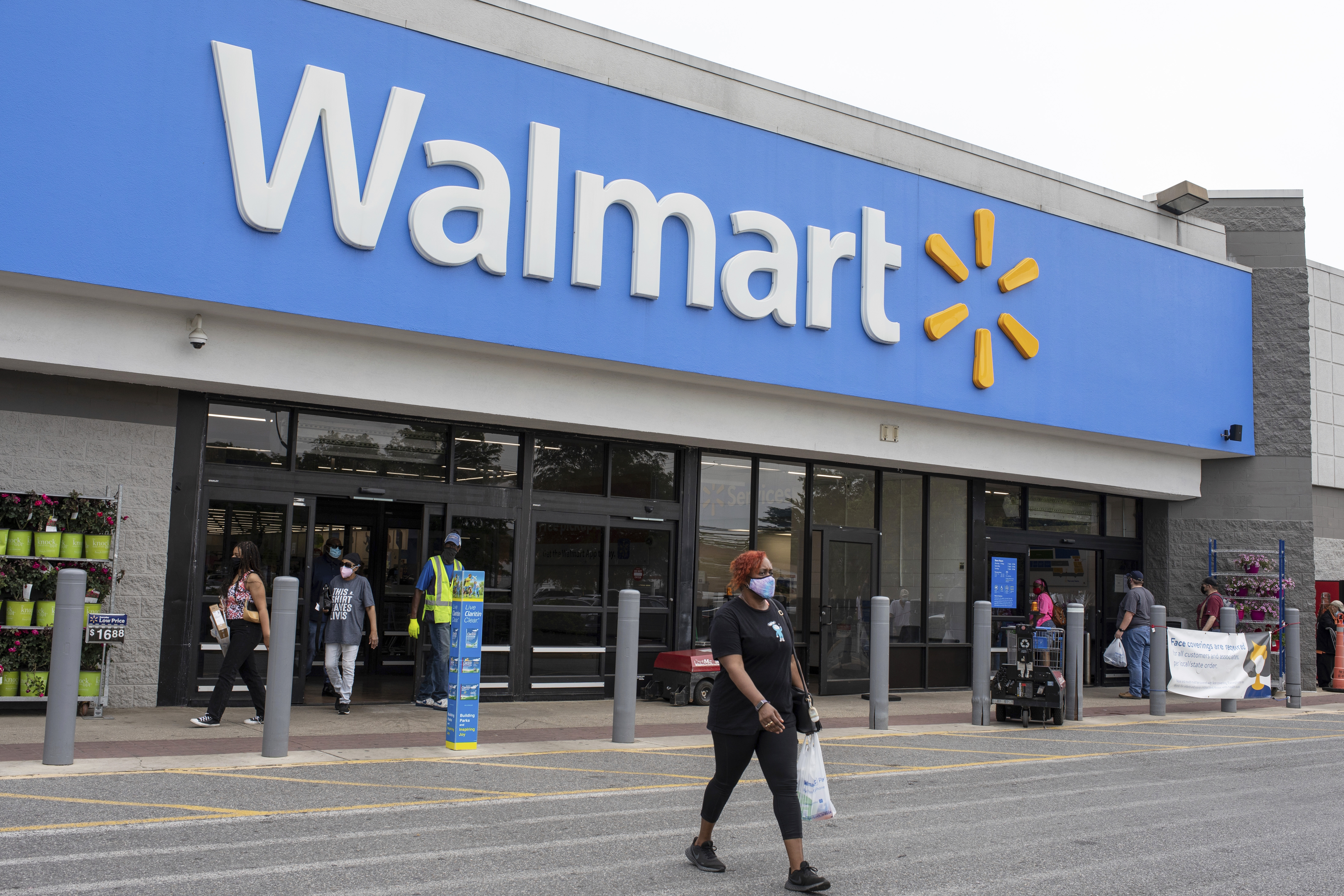 Walmart offers to fully cover employees' college tuition and books