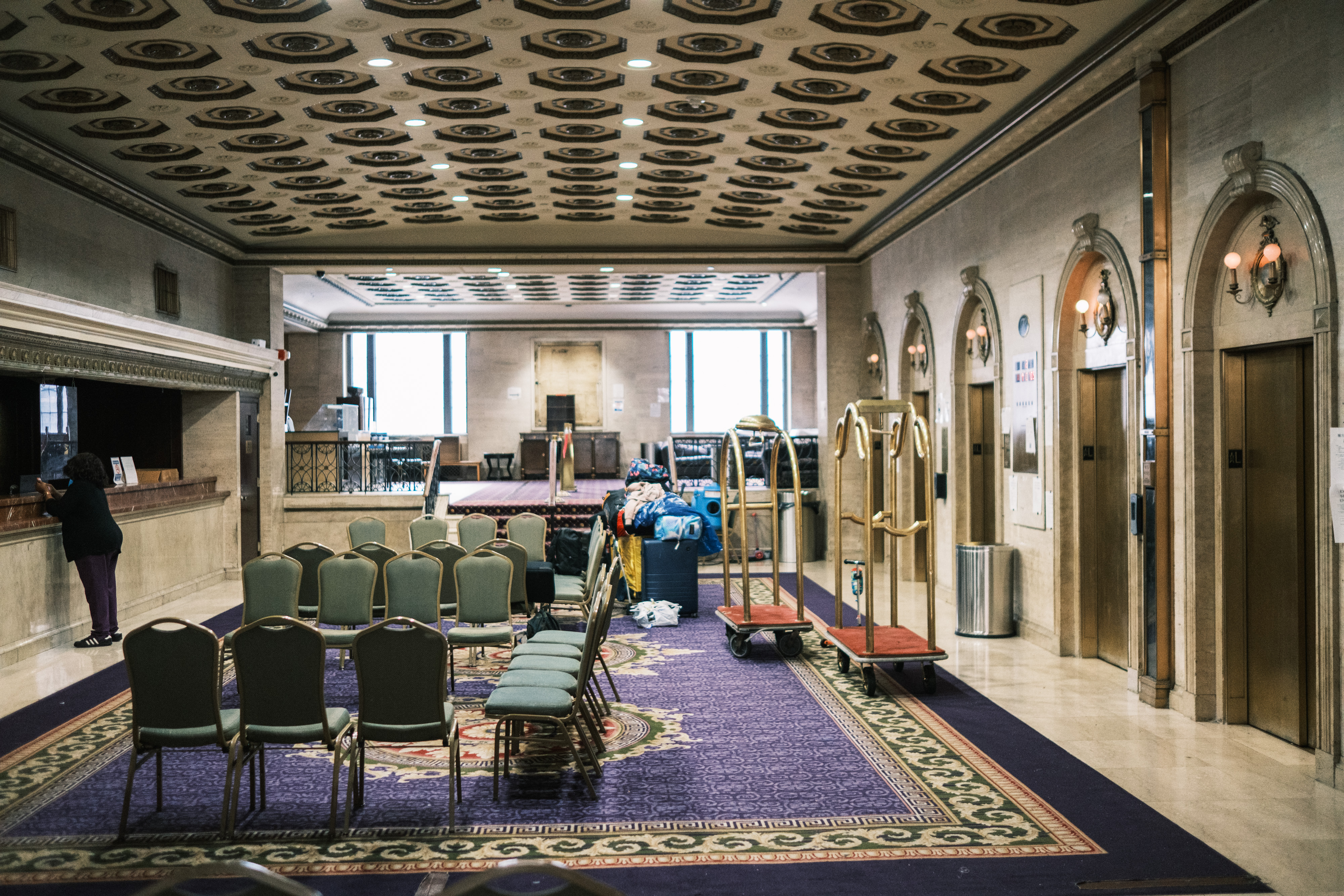 NYC hotel serving as migrant shelter to close, leave families in limbo - The  Washington Post