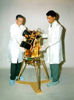 George R Carruthers Who Designed Telescope Used By Astronauts On The Moon Dies At 81 The Washington Post