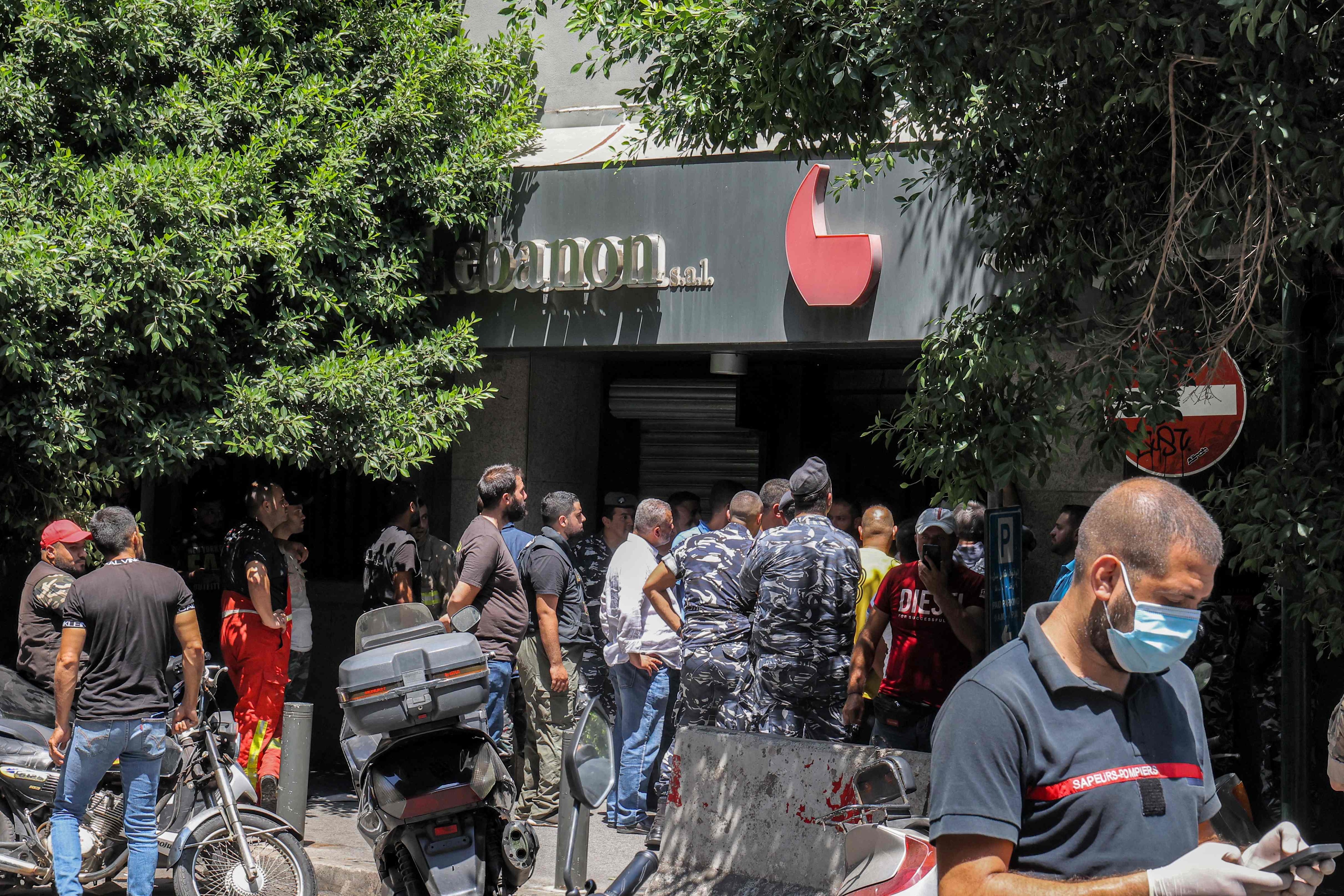 A man took hostages at a bank in Lebanon. Crowds came to support him. - Vimarsana News
