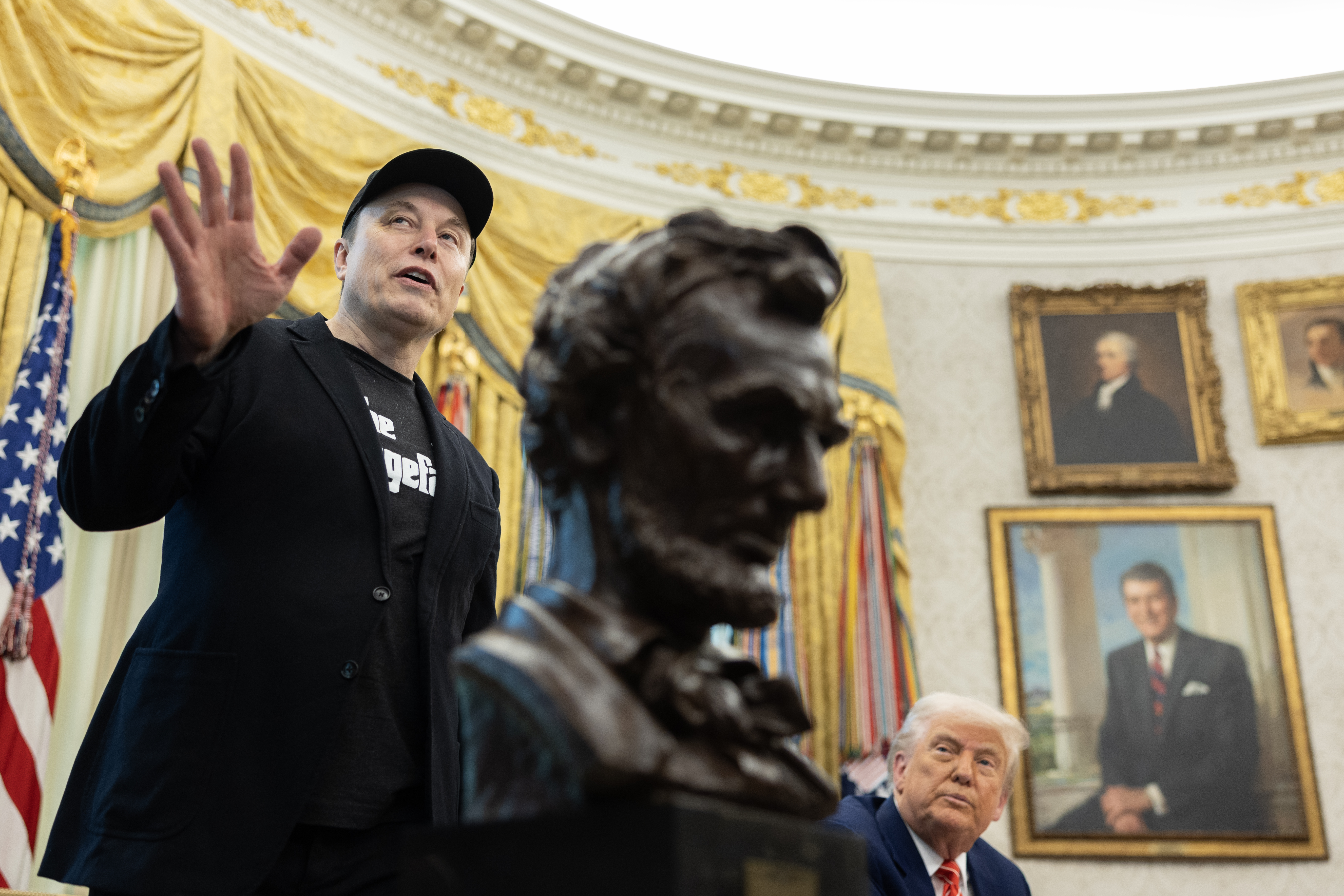 Trump statue bitcoin real (76) 사진