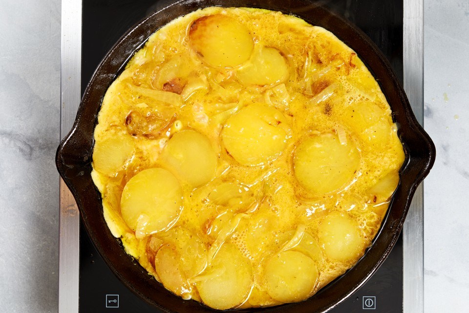 Learn how to fry with this onepan Spanish eggs and potatoes recipe
