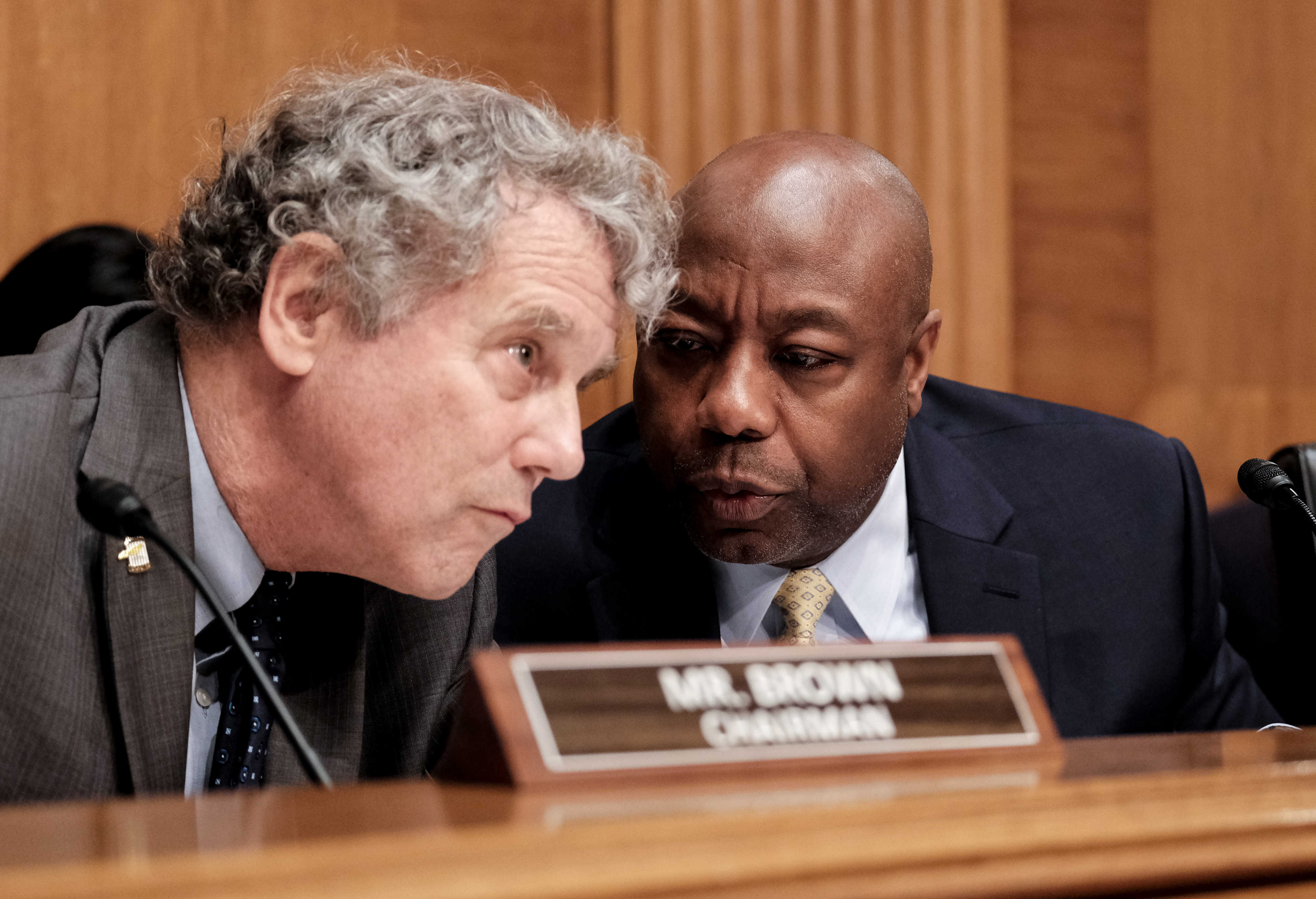 Seizing pay of failed bank CEOs gathers bipartisan Senate support - Vimarsana News