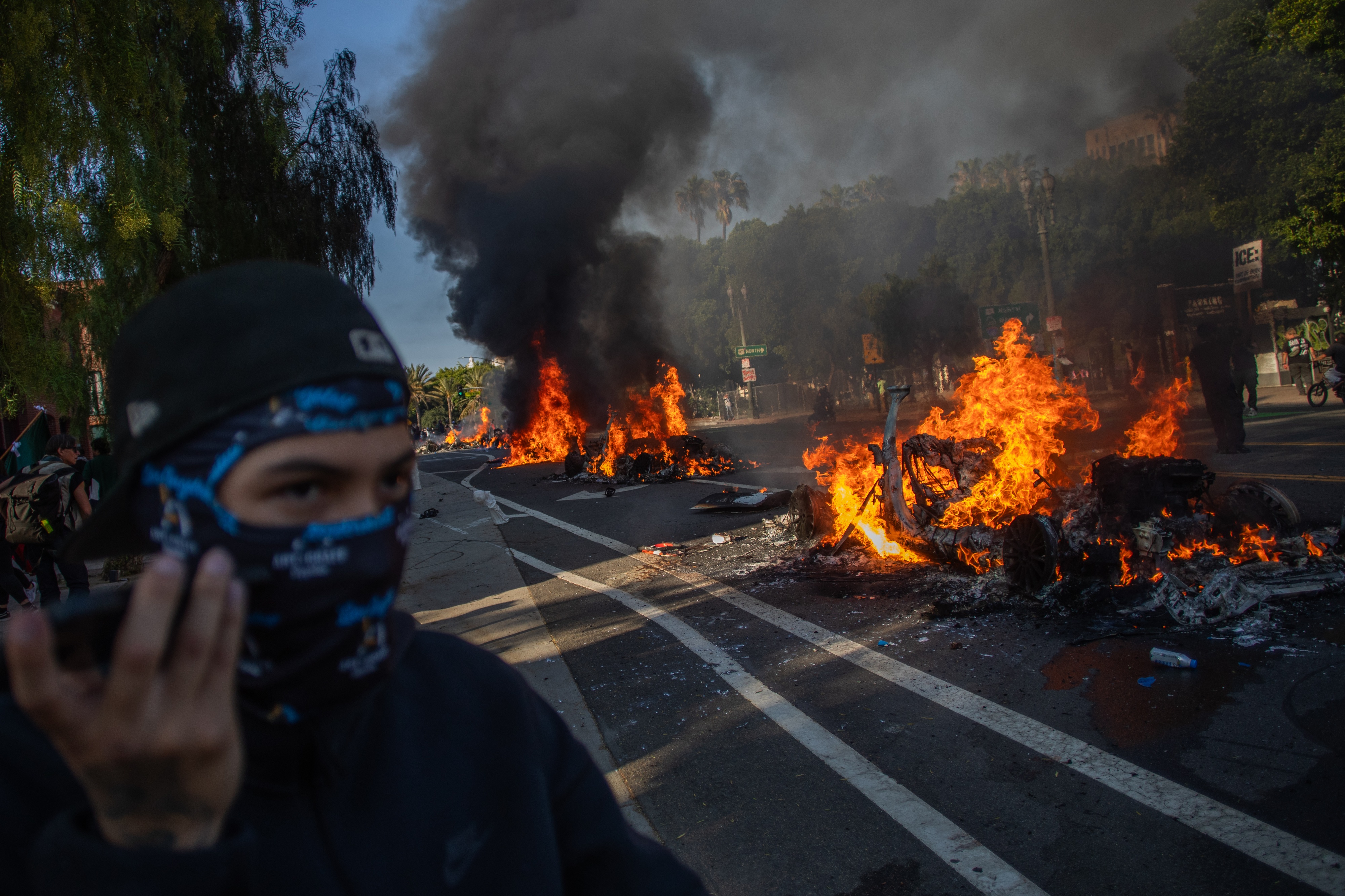 How viral images are shaping views of L.A.'s immigration showdown