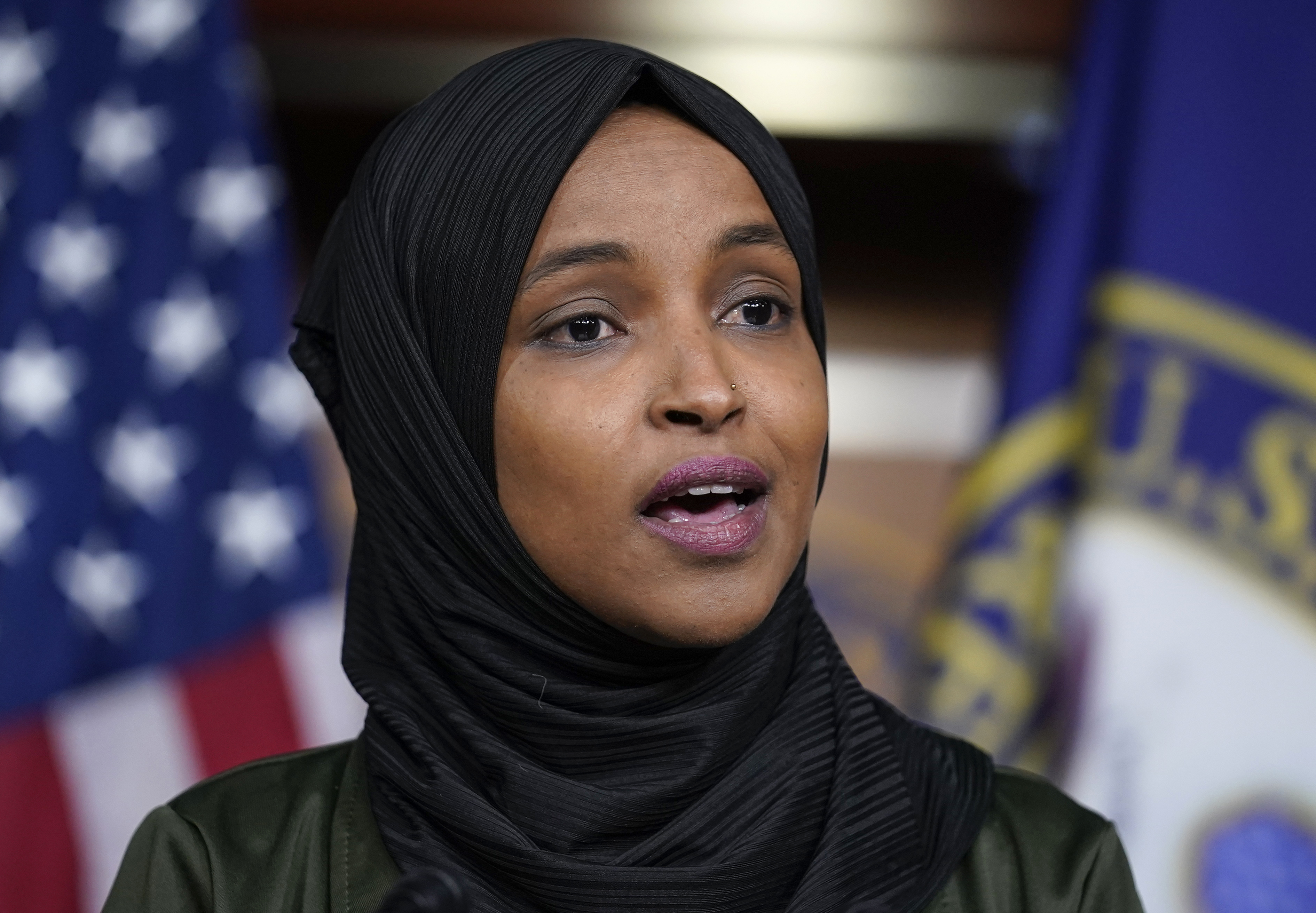 Đại diện Ilhan Omar chỉ trích McCarthy vì đe dọa loại bỏ bà ...