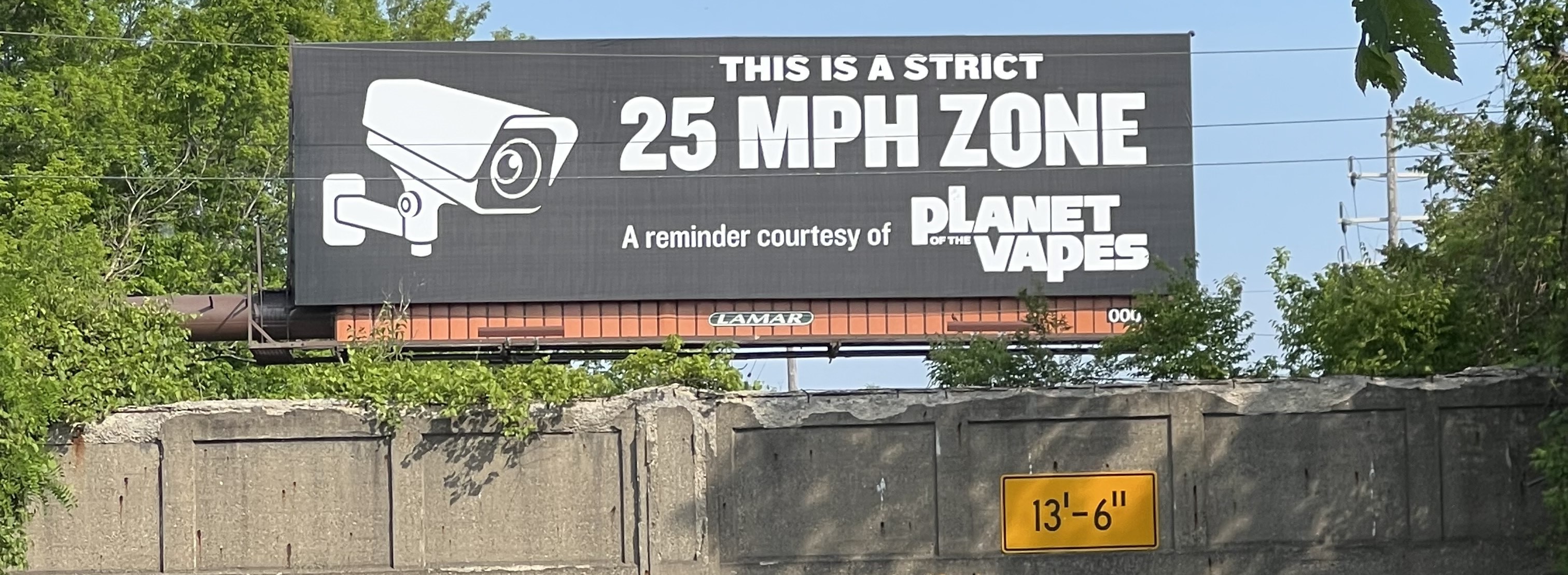 SPEEDポスター　看板？ Linndale, Ohio, vape shop billboard warns drivers of speed trap