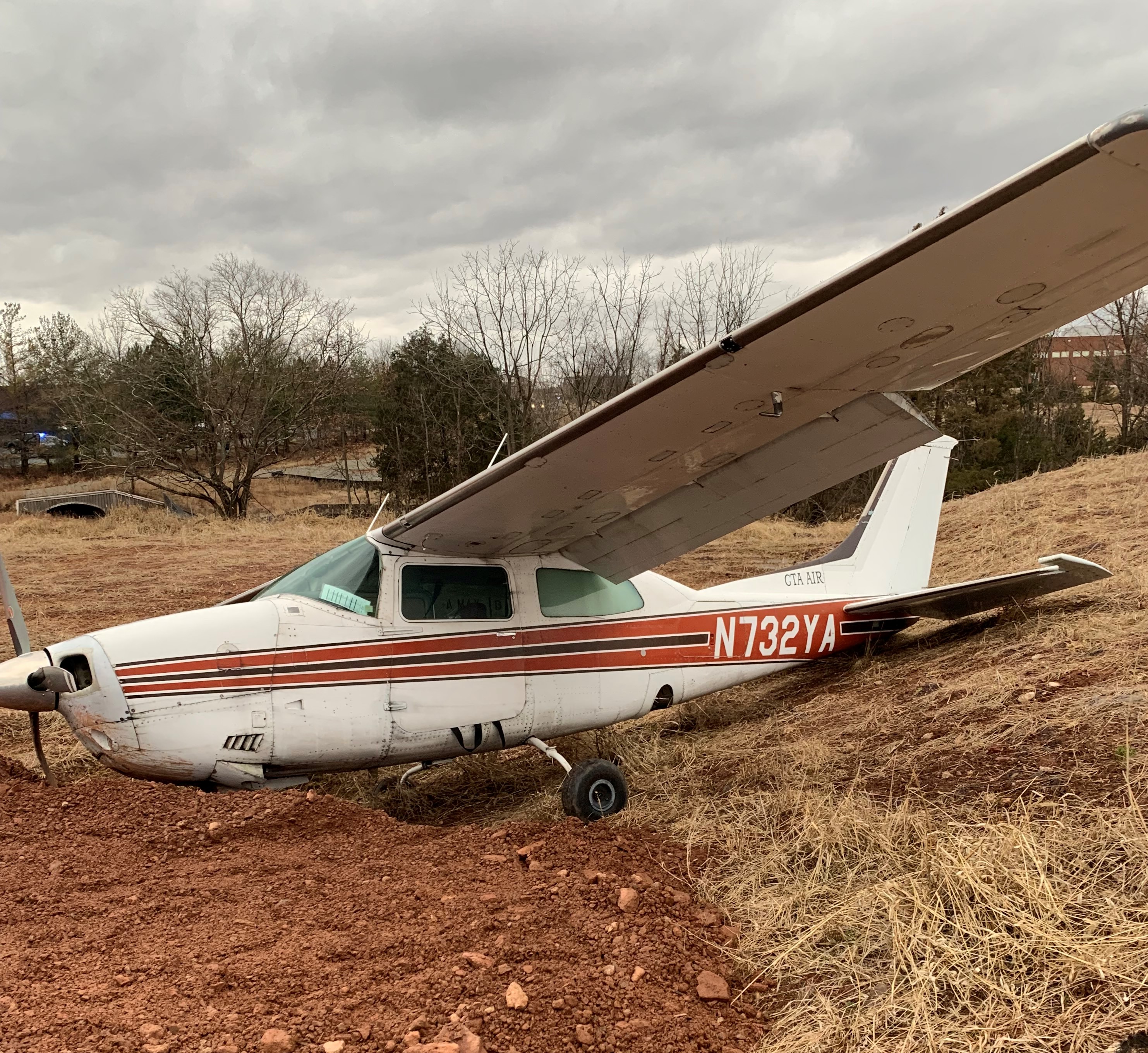 Small plane makes emergency landing in Loudoun while approaching Dulles -  The Washington Post