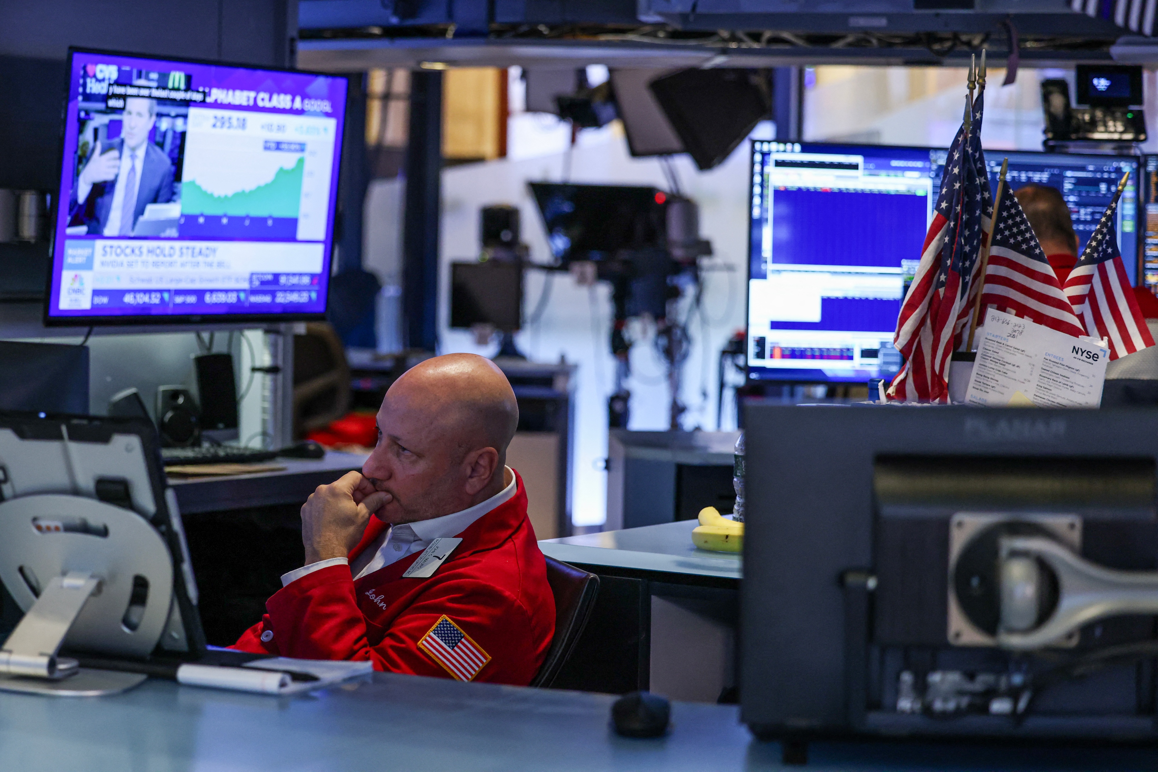 Traders and screens showing stock charts representing the S&P 500 index