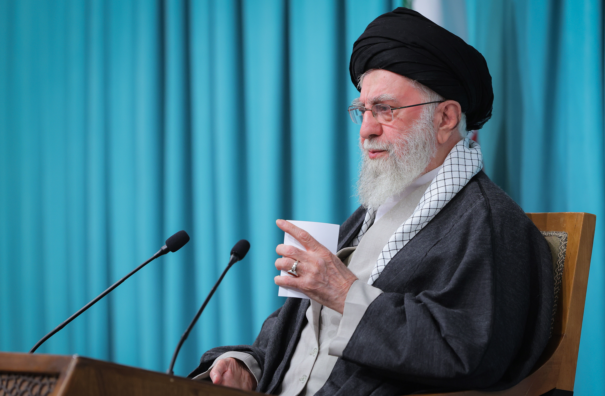 در این عکس که سه‌شنبه، ۲۳ سپتامبر ۲۰۲۵، توسط وب‌سایت رسمی دفتر رهبر معظم ایران منتشر شده است، آیت‌الله علی خامنه‌ای در یک سخنرانی تلویزیونی صحبت می‌کند. (دفتر رهبر معظم ایران از طریق آسوشیتدپرس) (بدون اعتبار / دفتر رهبر معظم ایران)