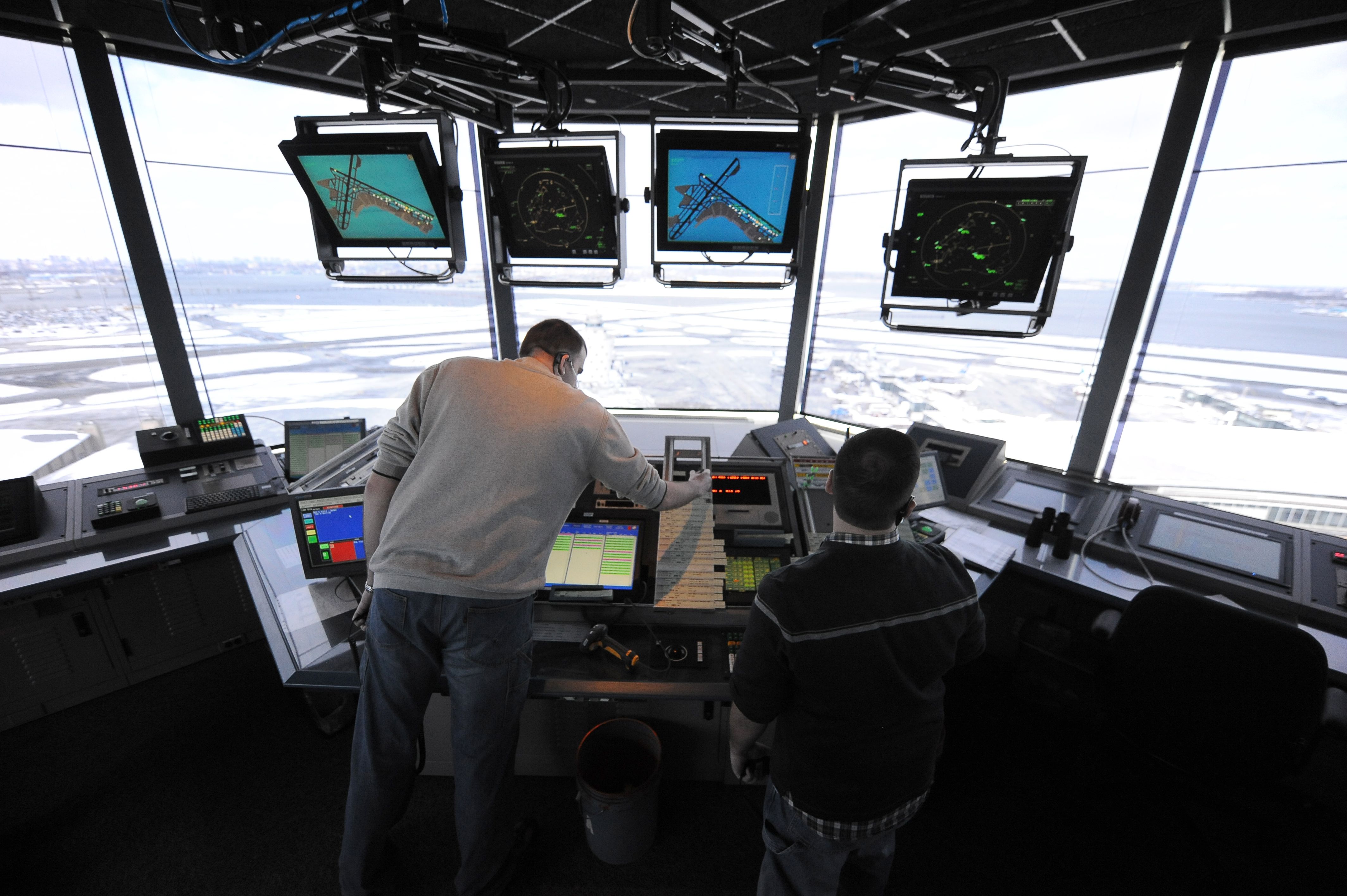 State control traffic control. Air Traffic Controller New York. Диспетчер авиации. Авиадиспетчер. Рабочее место авиадиспетчера.