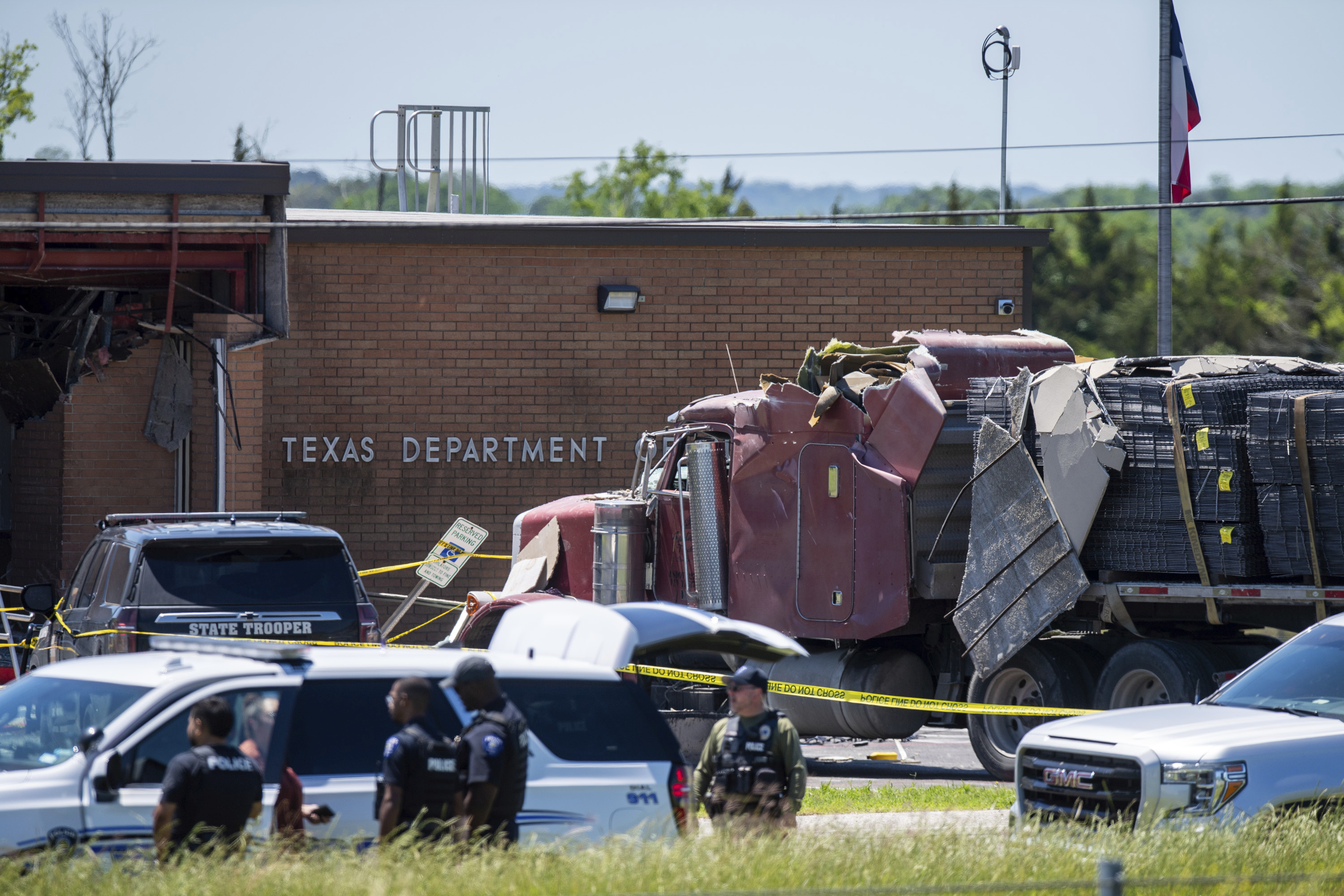 Truck crash into Texas DPS office kills 1, injures 13 in Brenham - Vimarsana News