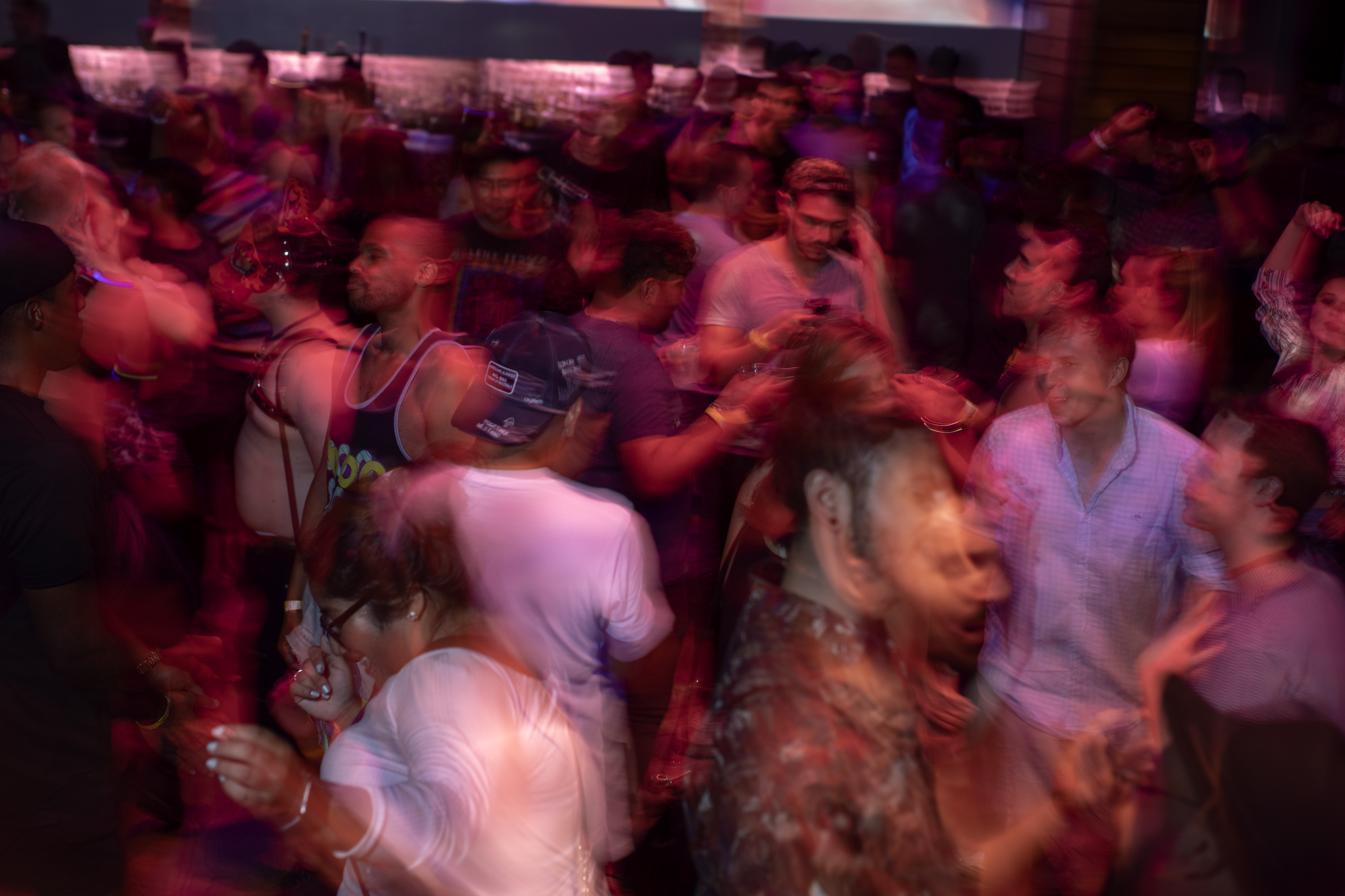 dc gay bars dancing young crowd