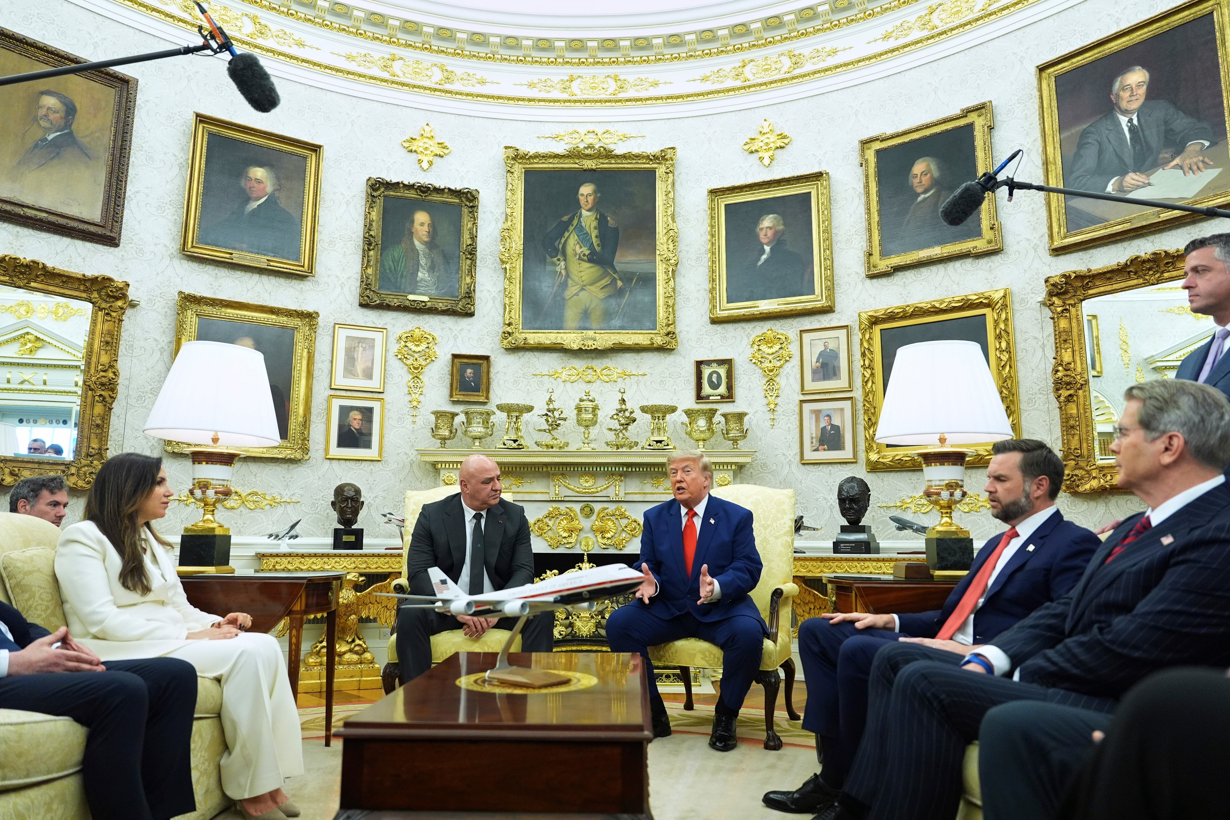 Trump, after hosting Lebanon's President Aoun, says US airlines can now fly to the country for first time since 1985