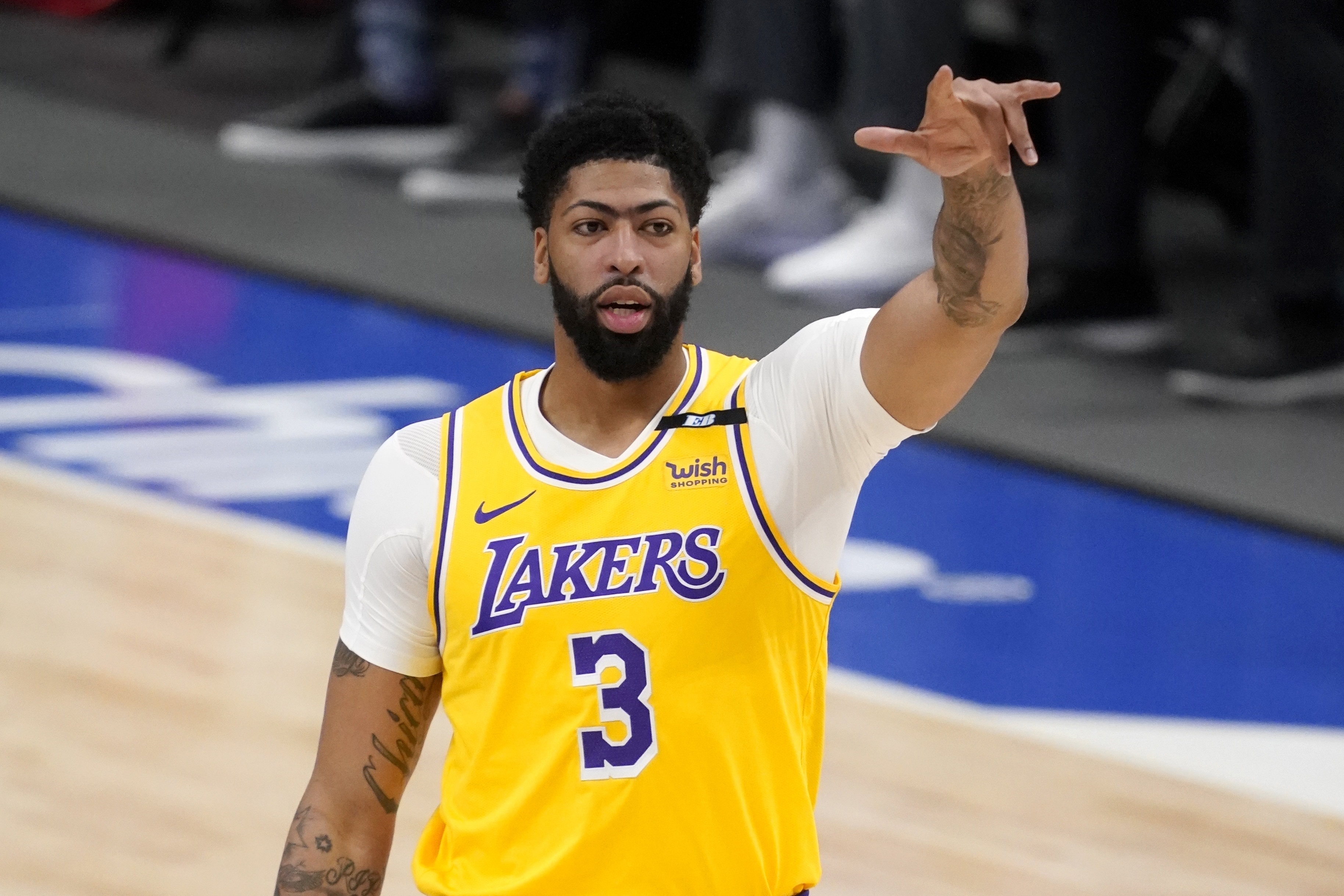 Anthony Davis should remain the Lakers' No. 1 option when LeBron James  returns from injury