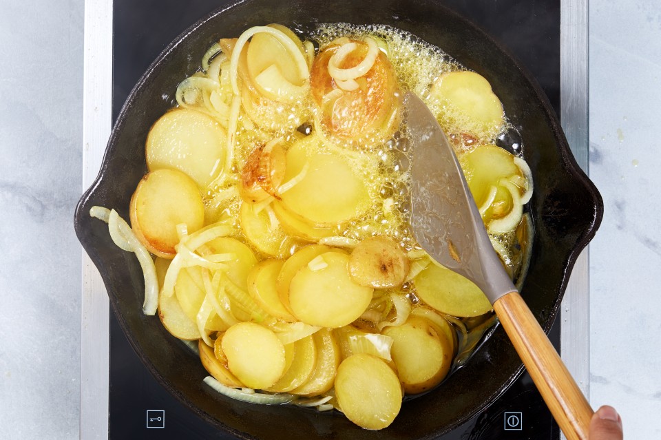 Learn how to fry with this onepan Spanish eggs and potatoes recipe