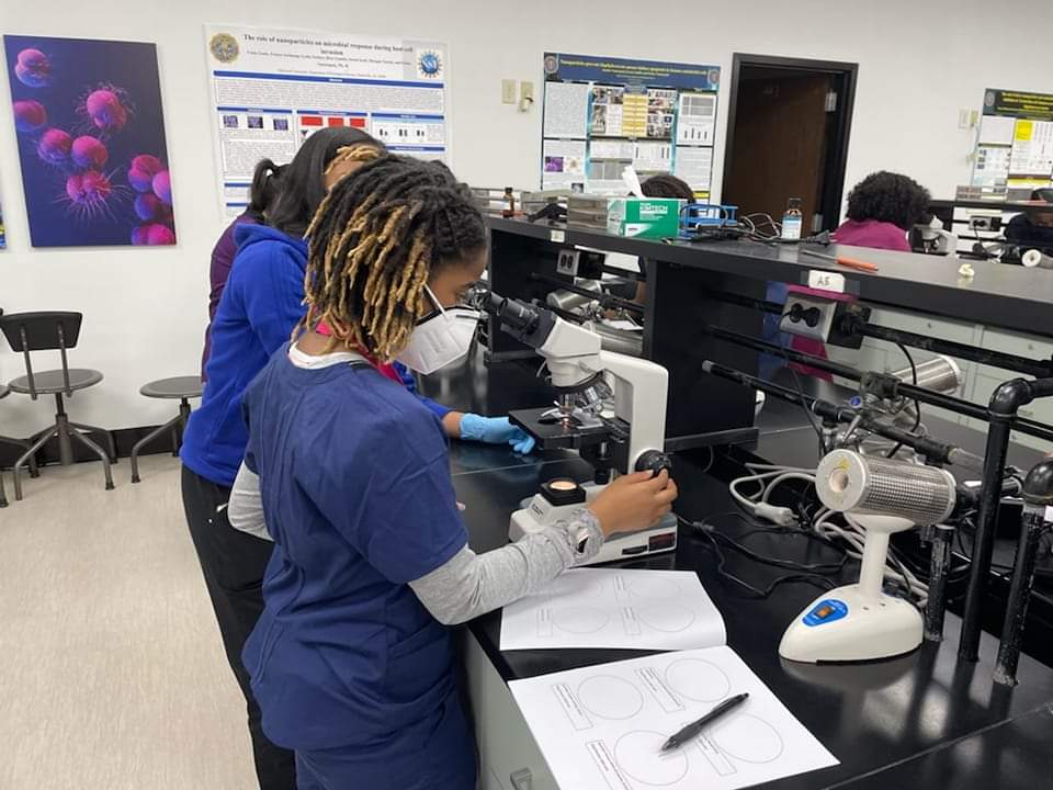 Erkak kamera qarshisiga tushdi