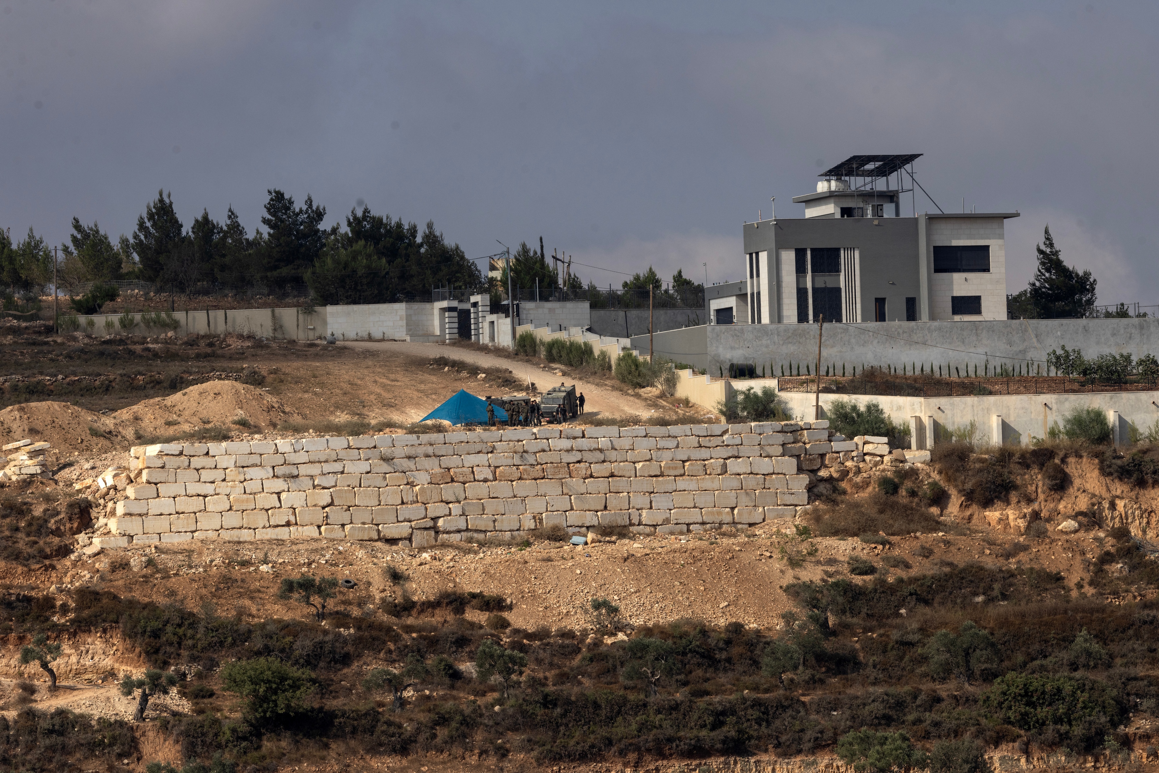 IDF troops stand by as West Bank settlers besiege Palestinian homes in Qusra; residents huddle indoors, short on food and water